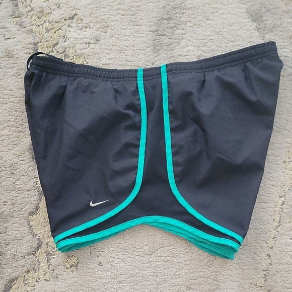 Nike Black and Green Athletic Shorts Lightweight Design Size M - Picture 5 of 6